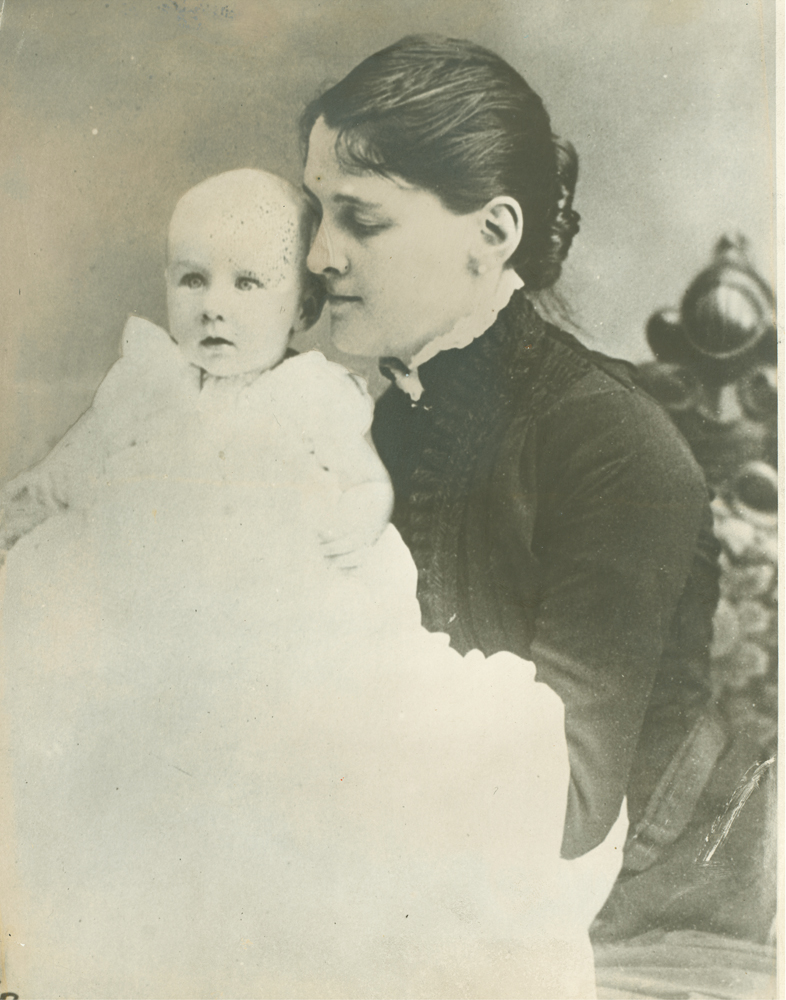 Sara Delano Roosevelt holds an infant FDR